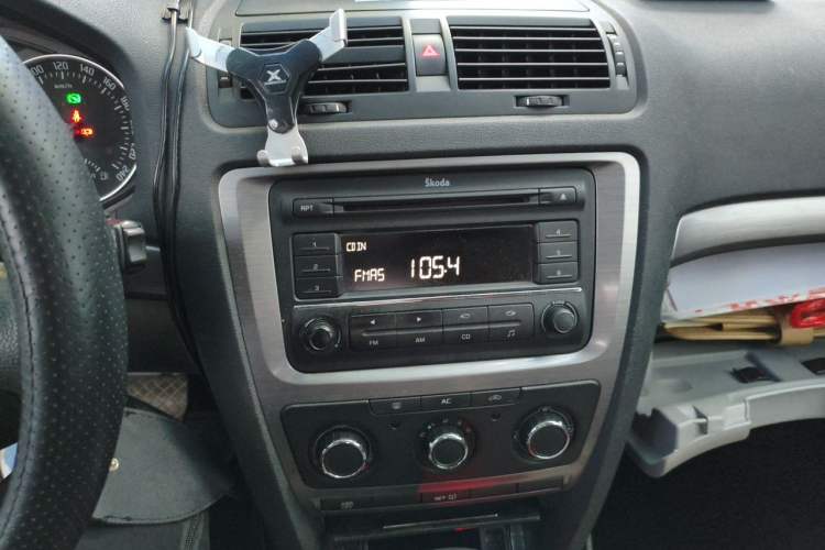 Used Skoda Octavia 2010 2.0L Automatic Yijun Edition Audio And AC Panel