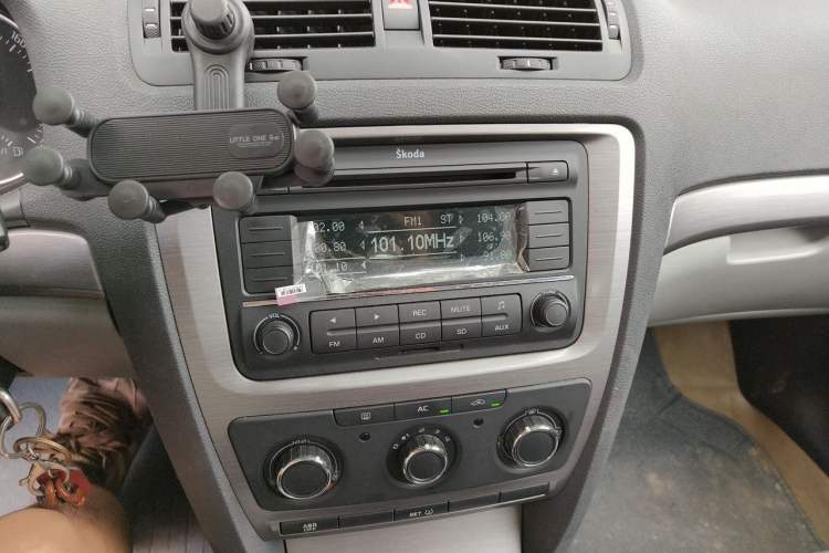 Used Skoda Octavia 2010 2.0L Automatic Yijun Edition Audio And AC Panel