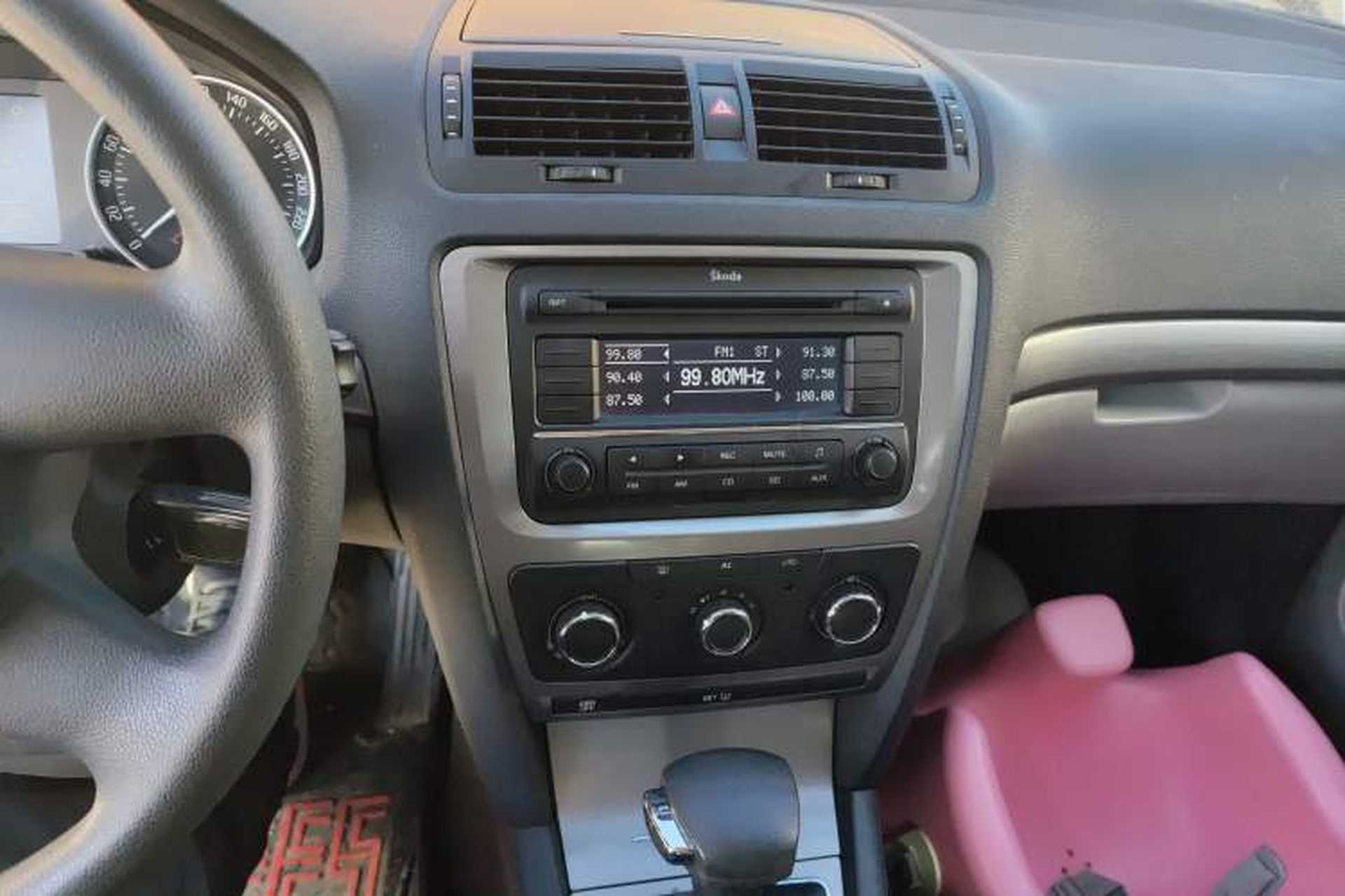 Used Skoda Octavia 2010 1.6L Automatic Yijun Edition Audio And AC Panel