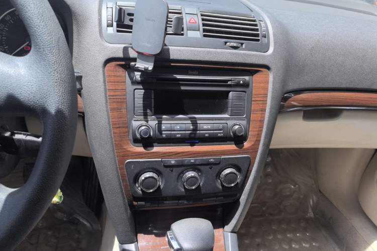 Used Skoda Octavia 2010 1.6L Automatic Eado Edition Audio And AC Panel