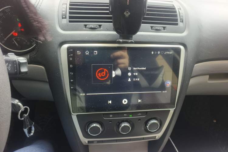 Used Skoda Octavia 2010 1.6L Automatic Eado Edition Audio And AC Panel