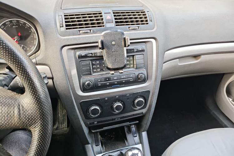 Used Skoda Octavia 2010 1.4 TSI Manual Yijun Edition Audio And AC Panel