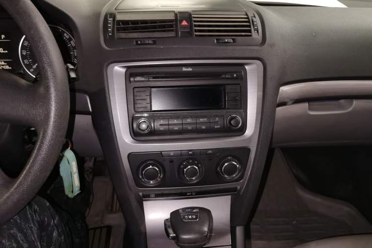 Used Skoda Octavia 2010 1.4TSI DSG Yijun Edition Audio And AC Panel