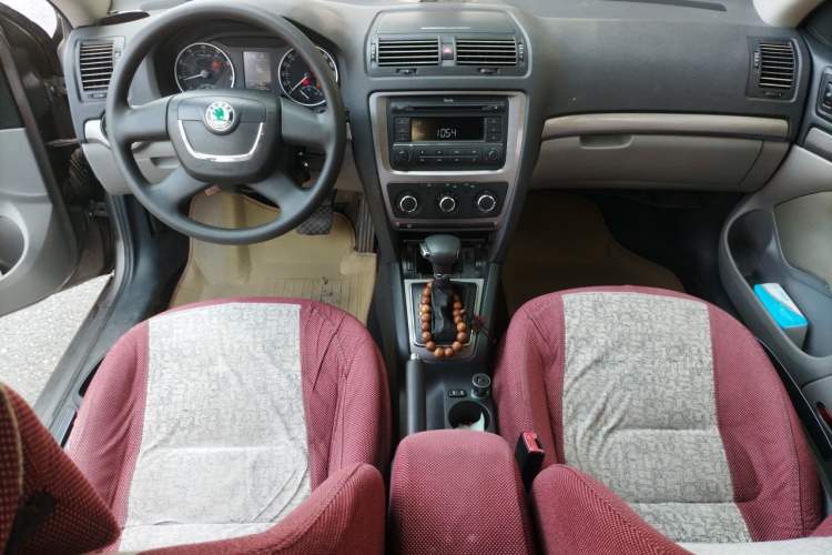 Used Skoda Octavia 2010 1.6L Automatic Eado Edition Audio And AC Panel