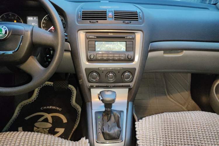 Used Skoda Octavia 2010 1.4TSI DSG Yijun Edition Audio And AC Panel