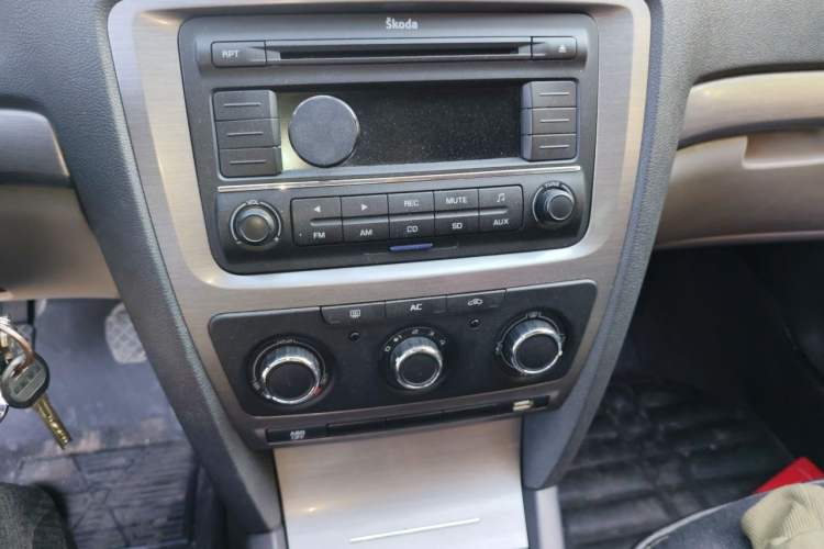 Used Skoda Octavia 2010 1.6L Manual Eado Edition Audio And AC Panel
