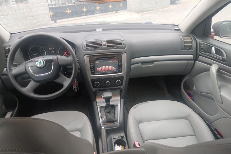 Used Skoda Octavia 2010 1.6L Automatic Yijun Edition Center Console