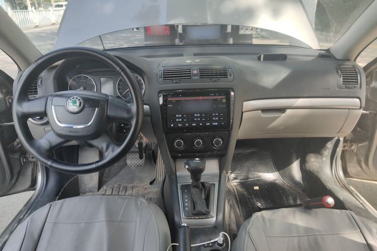 Used Skoda Octavia 2010 1.6L Automatic Yijun Edition Center Console