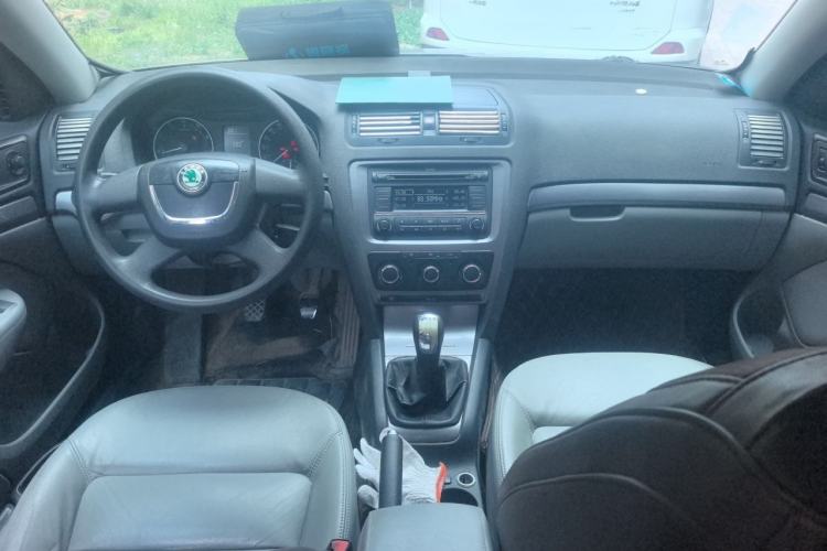 Used Skoda Octavia 2010 1.6L Manual - Yijun Version Center Console