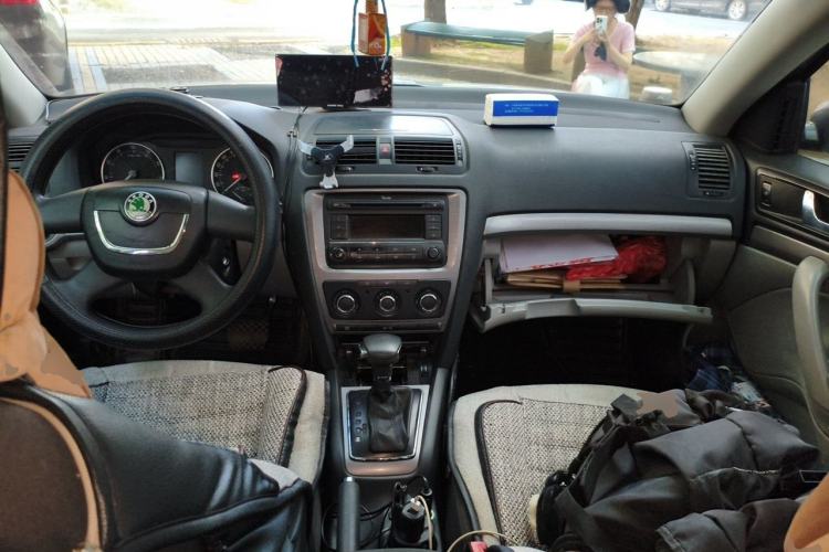 Used Skoda Octavia 2010 2.0L Automatic Yijun Edition Center Console