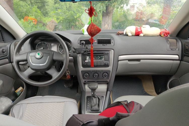 Used Skoda Octavia 2010 2.0L Automatic Yijun Edition Center Console