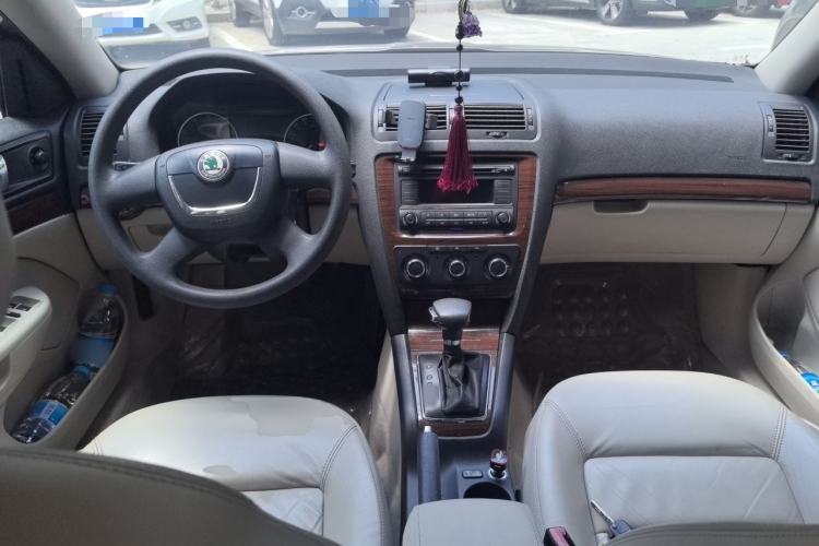 Used Skoda Octavia 2010 1.6L Automatic Eado Edition Center Console