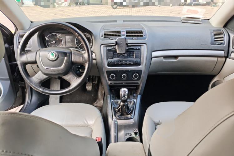 Used Skoda Octavia 2010 1.4 TSI Manual Yijun Edition Center Console