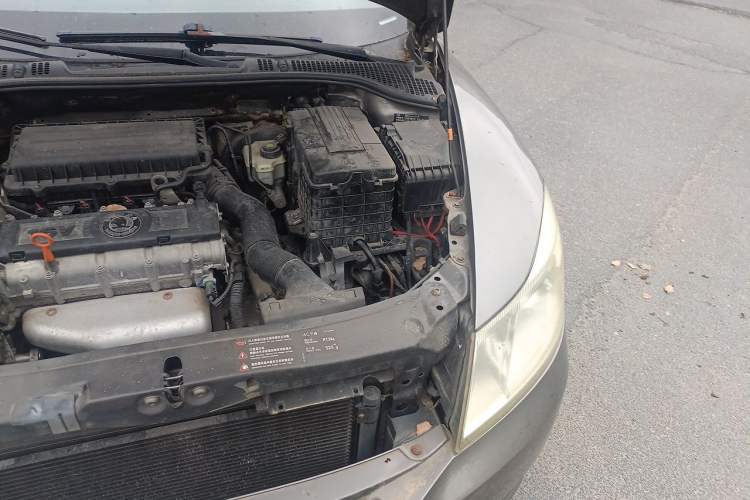 Used Skoda Octavia 2010 1.6L Automatic Yijun Edition Engine Bay Left