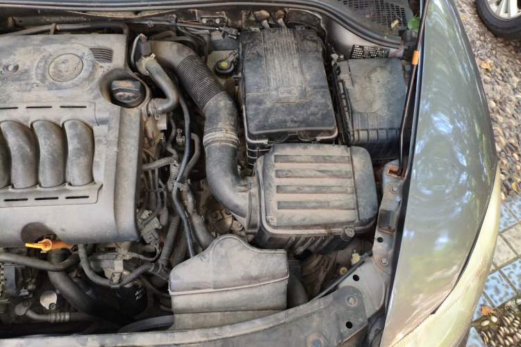 Used Skoda Octavia 2010 2.0L Automatic Yijun Edition Engine Bay Left