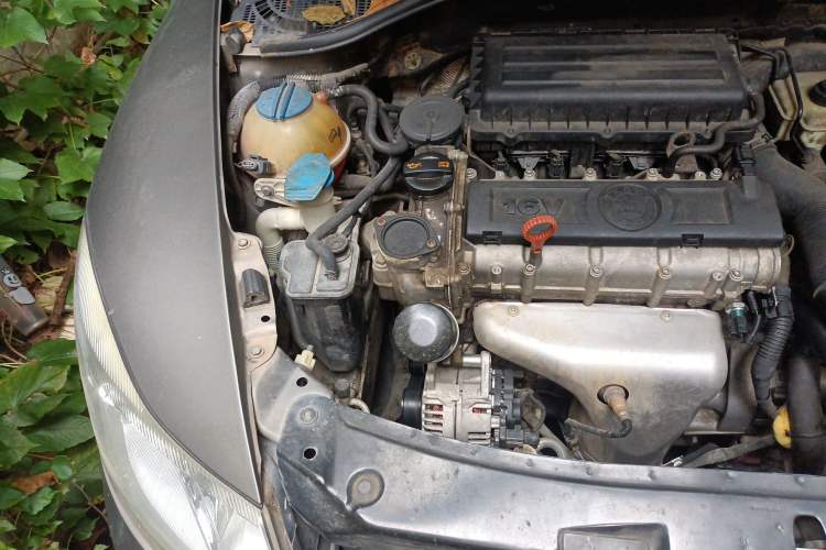 Used Skoda Octavia 2010 1.6L Manual - Yijun Version Engine Bay Right