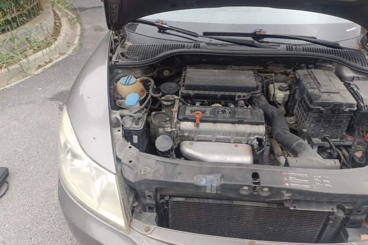 Used Skoda Octavia 2010 1.6L Automatic Yijun Edition Engine Bay Right