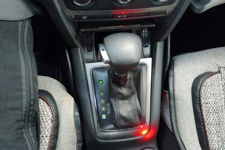 Used Skoda Octavia 2010 2.0L Automatic Yijun Edition Gear Lever