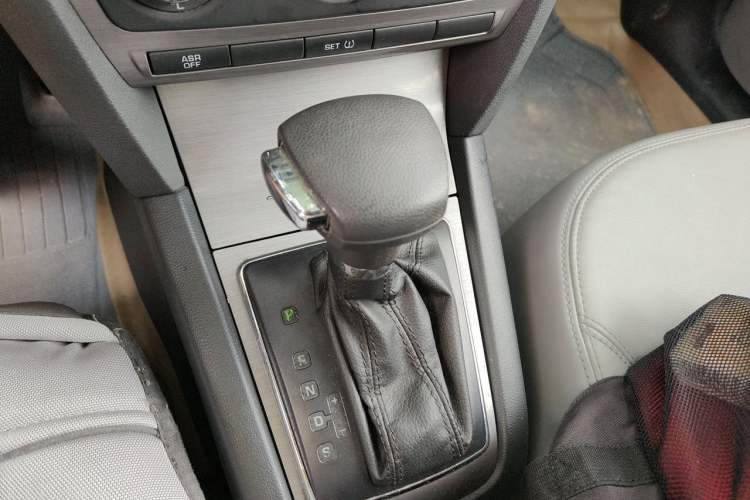 Used Skoda Octavia 2010 2.0L Automatic Yijun Edition Gear Lever