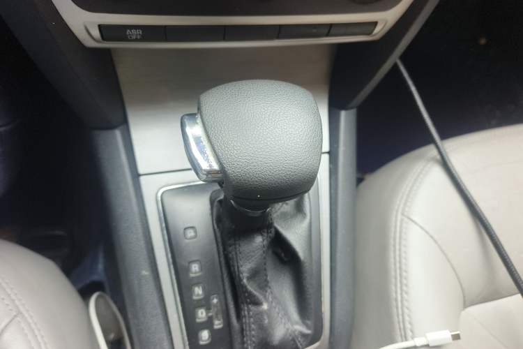 Used Skoda Octavia 2010 1.6L Automatic Eado Edition Gear Lever