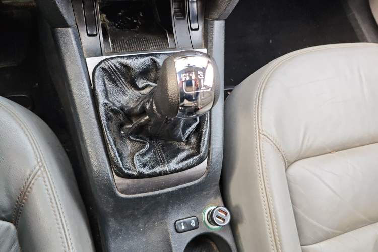 Used Skoda Octavia 2010 1.4 TSI Manual Yijun Edition Gear Lever