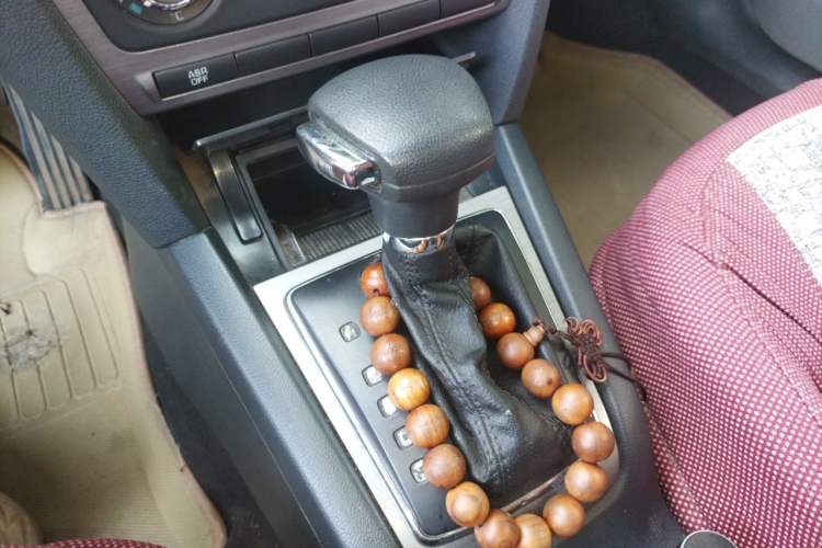 Used Skoda Octavia 2010 1.6L Automatic Eado Edition Gear Lever
