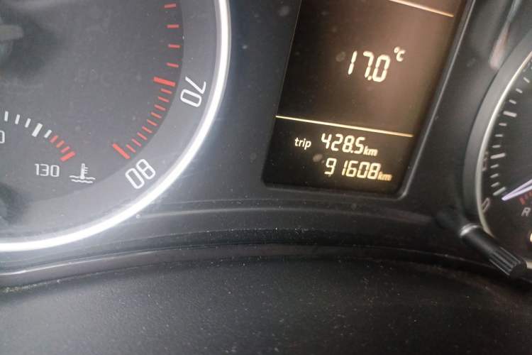 Used Skoda Octavia 2010 1.6L Automatic Yijun Edition Odometer Close Up