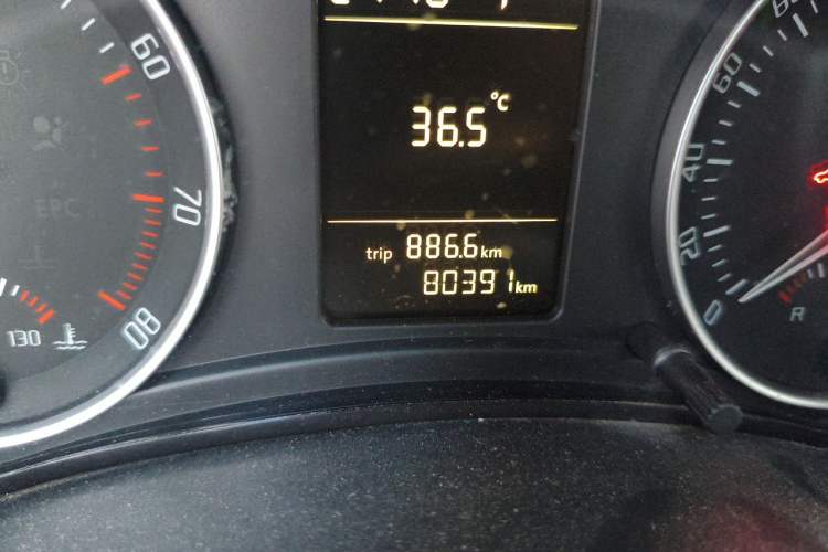 Used Skoda Octavia 2010 2.0L Automatic Yijun Edition Odometer Close Up