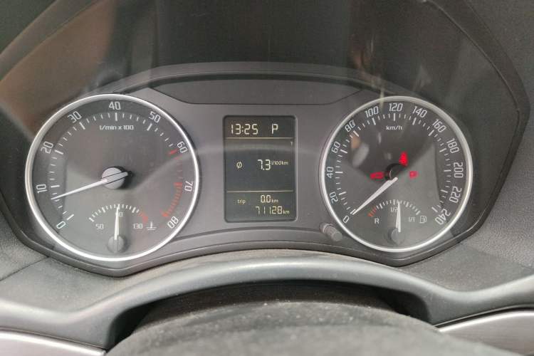 Used Skoda Octavia 2010 2.0L Automatic Yijun Edition Odometer Close Up