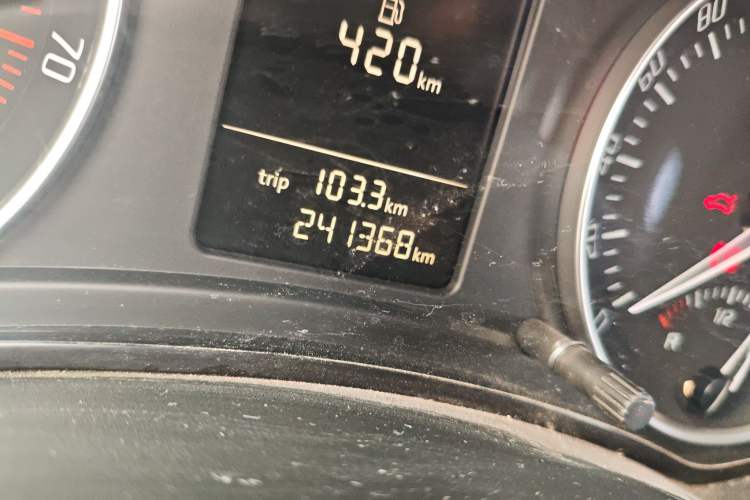 Used Skoda Octavia 2010 1.4 TSI Manual Yijun Edition Odometer Close Up