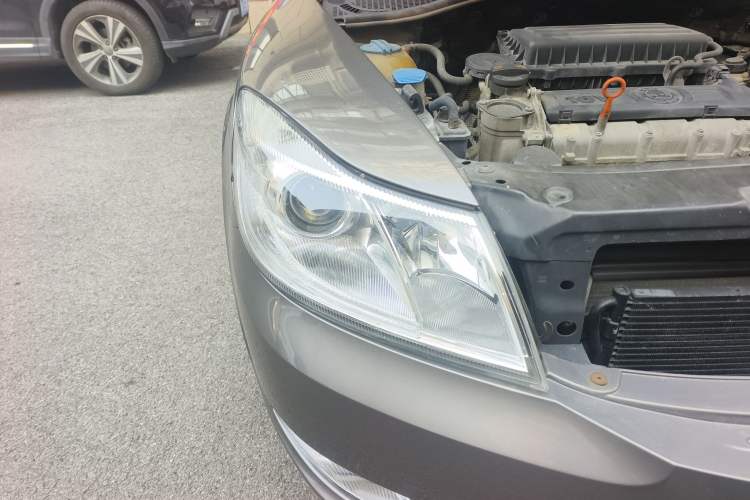 Used Skoda Octavia 2010 1.6L Automatic Eado Edition Right Front Headlight