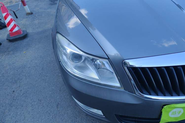 Used Skoda Octavia 2010 1.6L Manual Eado Edition Right Front Headlight