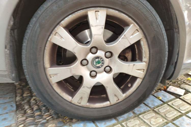 Used Skoda Octavia 2010 2.0L Automatic Yijun Edition Right Front Wheel Hub