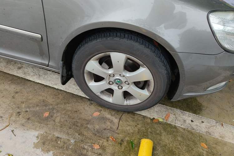 Used Skoda Octavia 2010 2.0L Automatic Yijun Edition Right Front Wheel Hub