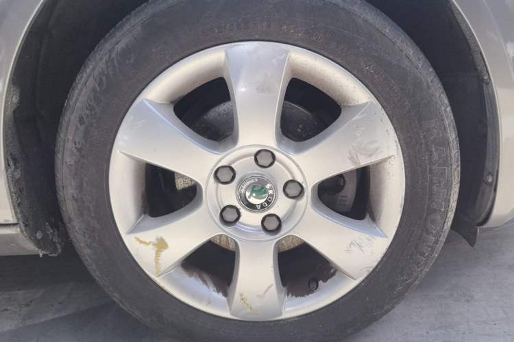 Used Skoda Octavia 2010 1.6L Automatic Eado Edition Right Front Wheel Hub