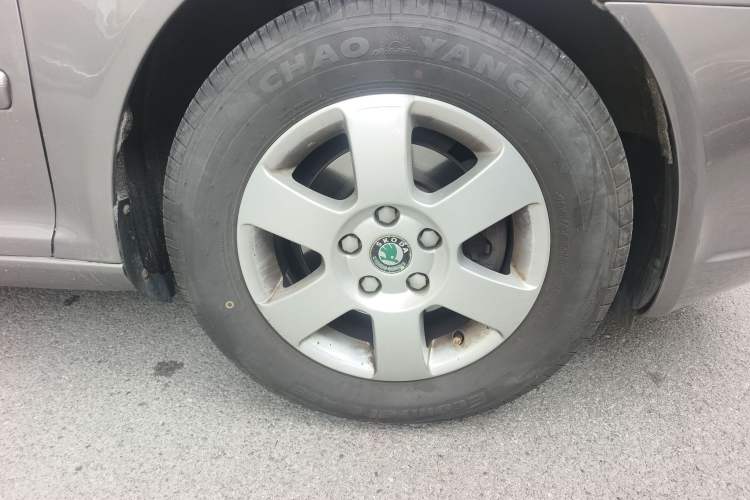 Used Skoda Octavia 2010 1.6L Automatic Eado Edition Right Front Wheel Hub