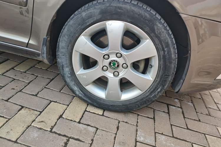 Used Skoda Octavia 2010 1.4 TSI Manual Yijun Edition Right Front Wheel Hub