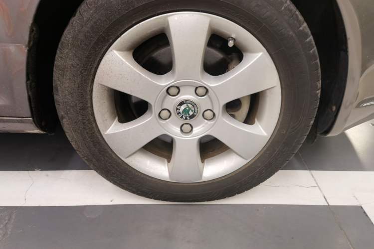 Used Skoda Octavia 2010 1.4TSI DSG Yijun Edition Right Front Wheel Hub