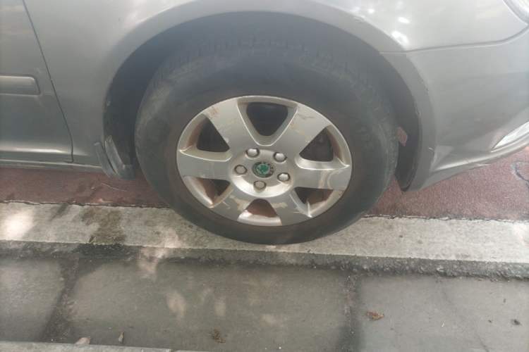 Used Skoda Octavia 2010 1.6L Automatic Eado Edition Right Front Wheel Hub