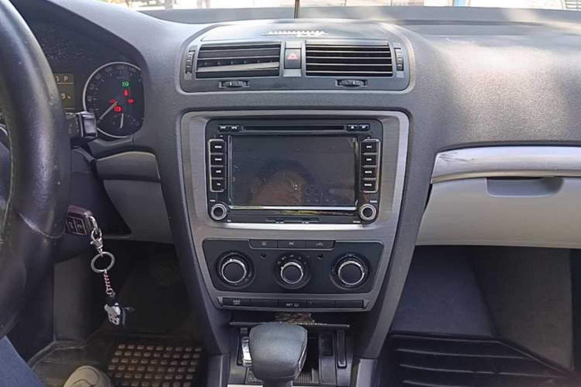 Used Skoda Octavia 2010 2.0L Automatic Yijun Edition Audio And AC Panel
