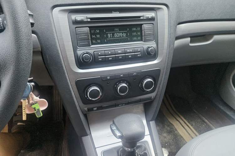Used Skoda Octavia 2010 2.0L Automatic Yijun Edition Audio And AC Panel