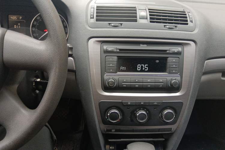 Used Skoda Octavia 2010 1.6L Automatic Eado Edition Audio And AC Panel