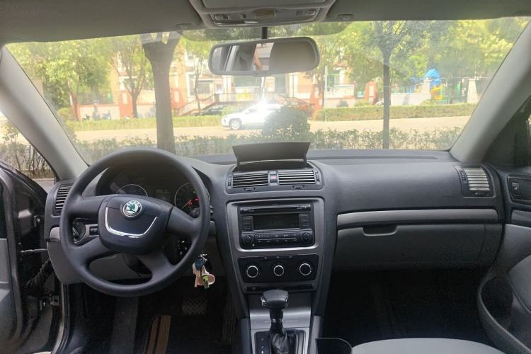 Used Skoda Octavia 2010 2.0L Automatic Yijun Edition Center Console