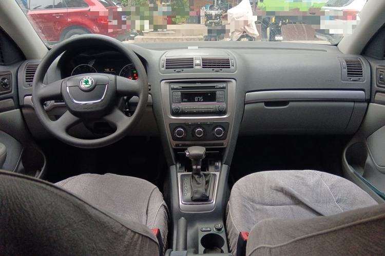 Used Skoda Octavia 2010 1.6L Automatic Eado Edition Center Console