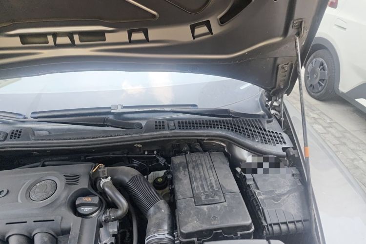 Used Skoda Octavia 2010 2.0L Automatic Yijun Edition Engine Bay Left