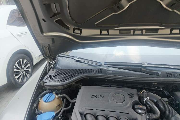 Used Skoda Octavia 2010 2.0L Automatic Yijun Edition Engine Bay Right