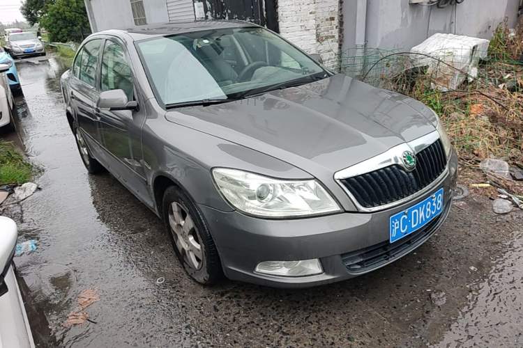 Used Skoda Octavia 2010 1.6L Manual Eado Edition Front Right 45 Deg