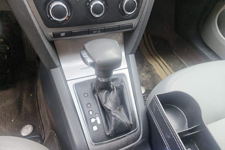 Used Skoda Octavia 2010 2.0L Automatic Yijun Edition Gear Lever