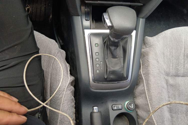 Used Skoda Octavia 2010 1.6L Automatic Eado Edition Gear Lever