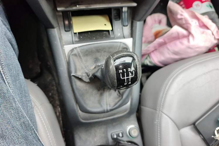 Used Skoda Octavia 2010 1.6L Manual Eado Edition Gear Lever